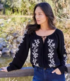 Karen Kane Embroidered Peasant Top -karen kane Sales Shop karenkane 2022 fall 3L55213 BLC 001